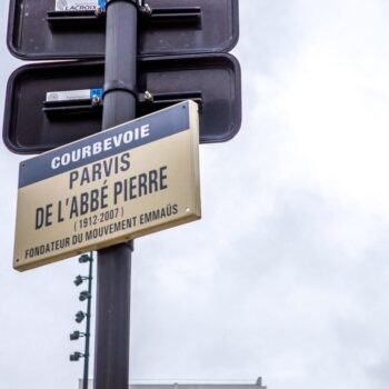 Courbevoie : le nom de l’abbé Pierre effacé du parvis de l’église