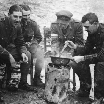 Croquettes d'orties, salade d'épluchures, soupe à l'os… Le menu antigaspi de la Première Guerre mondiale