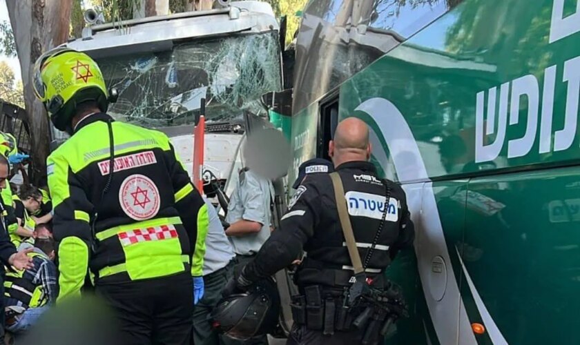 Cuatro personas graves entre las decenas de heridos tras ser embestidos por un camión en una parada de autobús en Tel Aviv