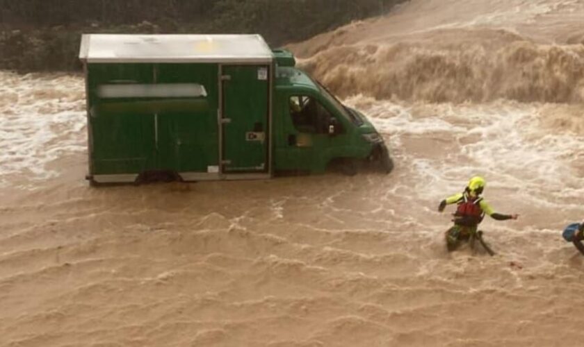 DANA en Valencia: clases suspendidas, carreteras cortadas y rescates por las fuertes lluvias