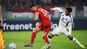 Vincenzo Grifo (l.) war auch gegen den HSV wieder einer der besten Freiburger. Foto: Philipp von Ditfurth/dpa