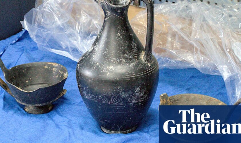 Danish family seek to return Etruscan objects bought from boot of car in Italy