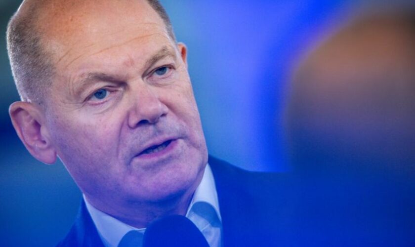 Bundeskanzler Olaf Scholz /(SPD) stellt sich in Schwerin den Fragen von Bürgern. Foto: Jens Büttner/dpa