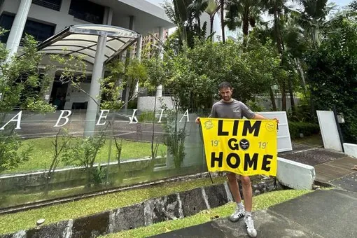 Dos aficionados del Valencia CF, retenidos en Singapur por protestar ante la casa donde vive Peter Lim