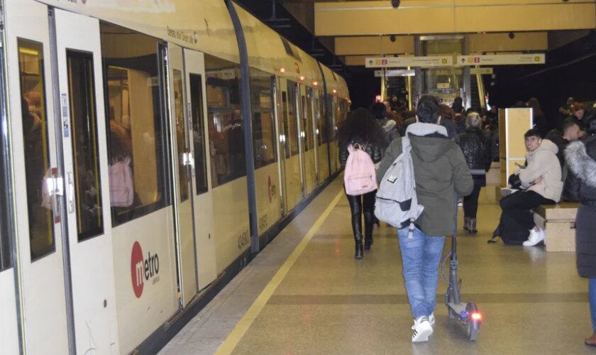 Dos patinetes eléctricos por tren: Metrovalencia estudia limitar su acceso a finales de año