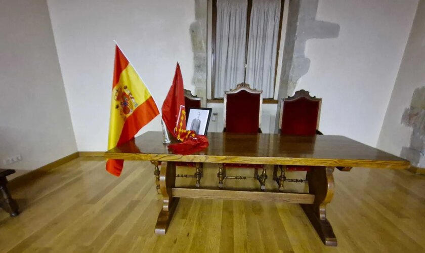 EH Bildu coloca una bandera de España del 'todo a 100' junto a la foto del Rey para burlar la sentencia de un tribunal navarro