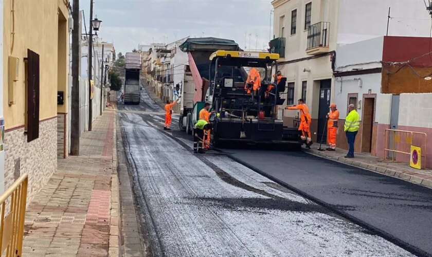 El Ayuntamiento de Sevilla repavimentará  el acerado de la avenida de Jerez en el entorno de Viamed