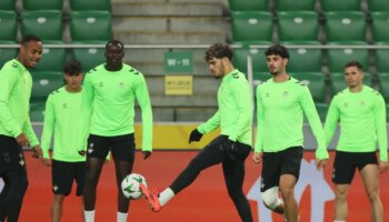 El Betis se entrena en Polonia y ya mira al derbi