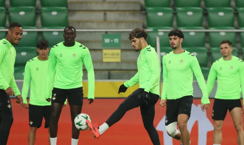 El Betis se entrena en Polonia y ya mira al derbi