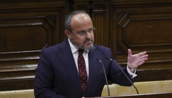 El PP presenta un proyecto alternativo al Govern "izquierdista y nacionalista" de Salvador Illa