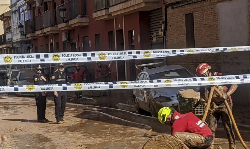 El drama del garaje de La Torre (Valencia) donde murieron ocho vecinos:  " El nivel del agua creció muy rápido. De repente, la puerta del garaje cedió y entró de golpe"