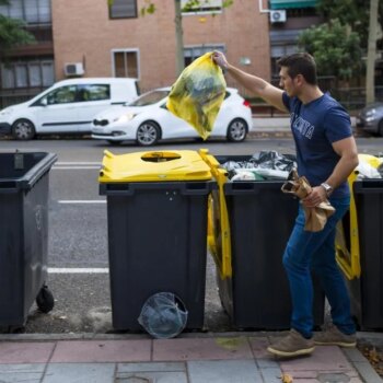 El nuevo 'tasazo' de basuras obligatorio para 2025 levanta en armas a los ayuntamientos: "Es el sablazo fiscal de Pedro Sánchez"