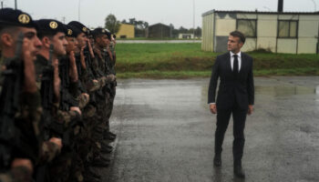 Emmanuel Macron à la rencontre des soldats ukrainiens en formation en France