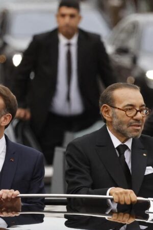 Emmanuel Macron au Maroc : pourquoi autant de personnalités accompagnent le président lors de sa visite d’État ?