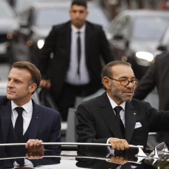 Emmanuel Macron au Maroc : pourquoi autant de personnalités accompagnent le président lors de sa visite d’État ?