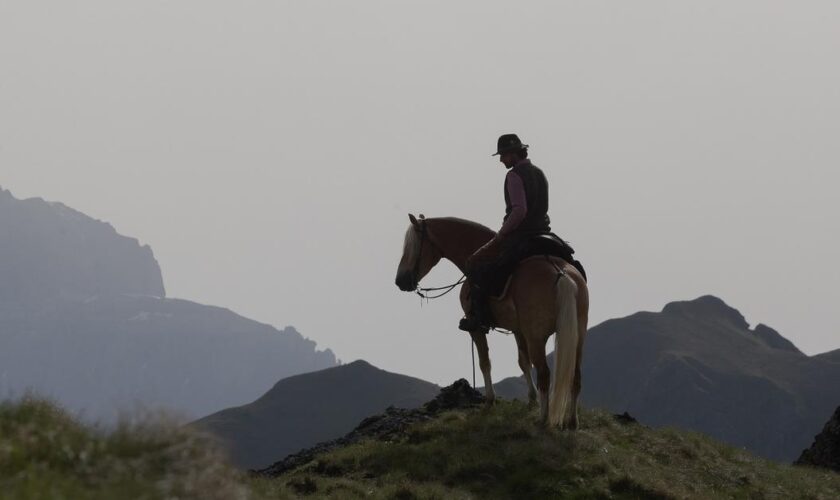 En Italie, randonnée grandiose dans les Dolomites, avec des cavaliers montagnards hors pair