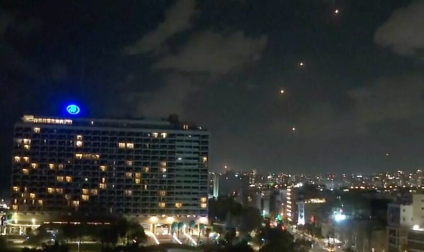 Eskalation in Nahost: Iranische Angriffe auf Israel: Videos zeigen Raketen über Tel Aviv