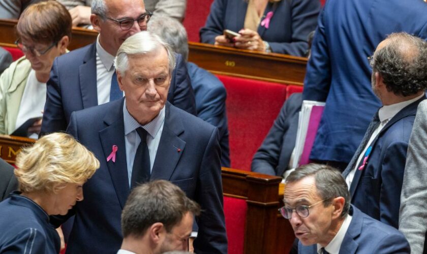 Face au risque de censure, comment Michel Barnier cherche à amadouer les oppositions