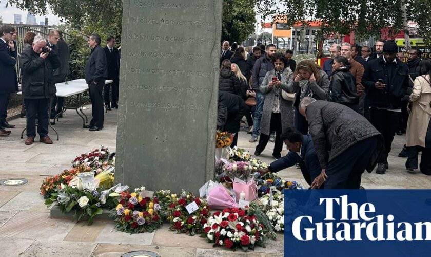 Families lay wreaths to mark 25 years since Ladbroke Grove rail crash