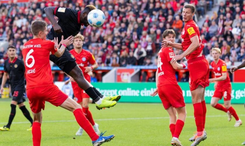 Bayer Leverkusen verspielt gegen Holstein Kiel einen 2:0-Vorsprung. Foto: Rolf Vennenbernd/dpa