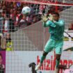 Auch dank Torwart Noah Atubolu stand beim SC Freiburg in Bremen die Null. Foto: Philipp von Ditfurth/dpa