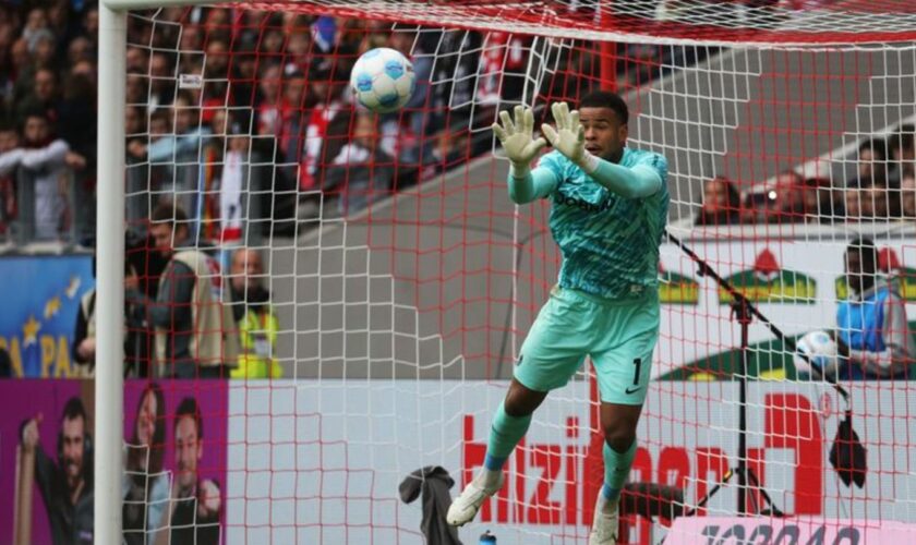 Auch dank Torwart Noah Atubolu stand beim SC Freiburg in Bremen die Null. Foto: Philipp von Ditfurth/dpa