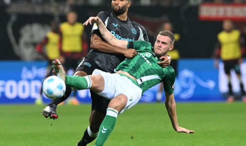 Jonathan Tah ist nach dem 2:2 in Bremen unzufrieden. Foto: Carmen Jaspersen/dpa