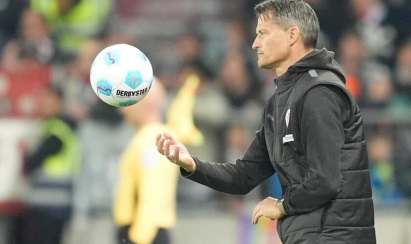 Trainer Alexander Blessin war nach dem 0:3 des FC St. Pauli gegen Mainz 05 enttäuscht. Foto: Marcus Brandt/dpa