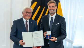 Bundesverdienstkreuz in Berlin: Jürgen Klopp mit Frank-Walter Steinmeier im Schloss Bellevue bei der Verleihung.