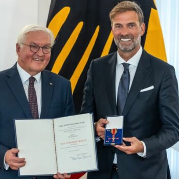 Bundesverdienstkreuz in Berlin: Jürgen Klopp mit Frank-Walter Steinmeier im Schloss Bellevue bei der Verleihung.