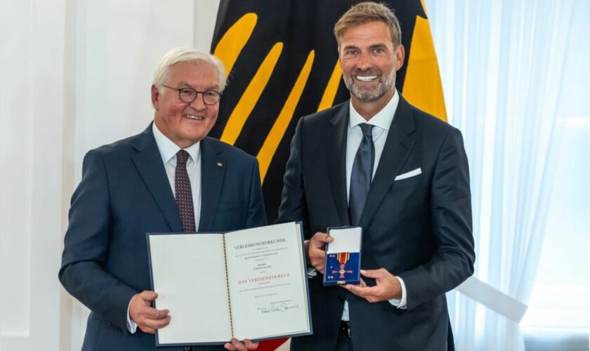 Bundesverdienstkreuz in Berlin: Jürgen Klopp mit Frank-Walter Steinmeier im Schloss Bellevue bei der Verleihung.