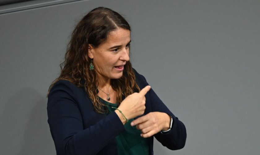 Historischer Moment im Video: Gehörlose Abgeordnete Heike Heubach gebärdet erste Rede im Bundestag