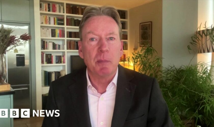 'I had to crawl to plane toilet', says BBC's Frank Gardner