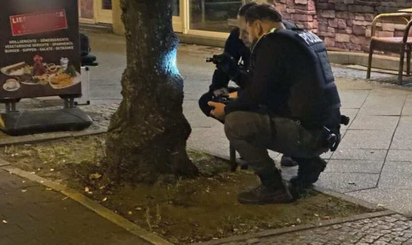 Ein Mann ist vor einem Imbiss in Berlin-Reinickendorf durch einen Schuss verletzt worden. Foto: Sven Käuler/TNN/dpa