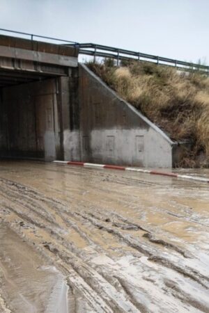 La Dana se aleja de Granada pero deja carreteras cortadas, puentes rotos, ríos desbordados y cultivos anegados