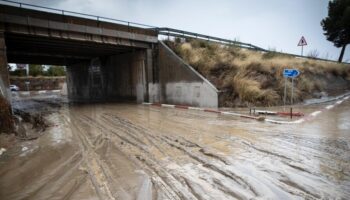 La Dana se aleja de Granada pero deja carreteras cortadas, puentes rotos, ríos desbordados y cultivos anegados