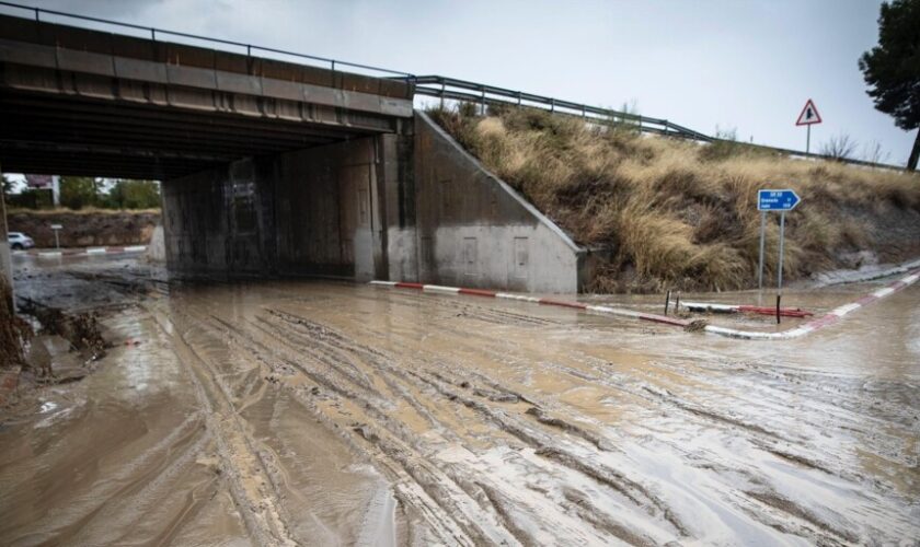 La Dana se aleja de Granada pero deja carreteras cortadas, puentes rotos, ríos desbordados y cultivos anegados