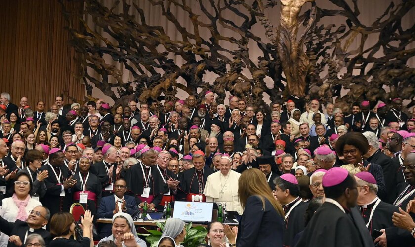 La Iglesia católica deja "abierta" la cuestión de la ordenación de las mujeres