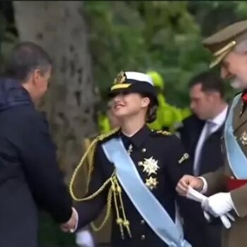 La Princesa Leonor estrena el uniforme '14 botones' de la Armada