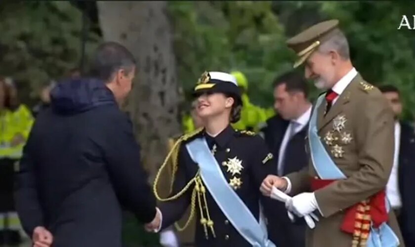 La Princesa Leonor estrena el uniforme '14 botones' de la Armada