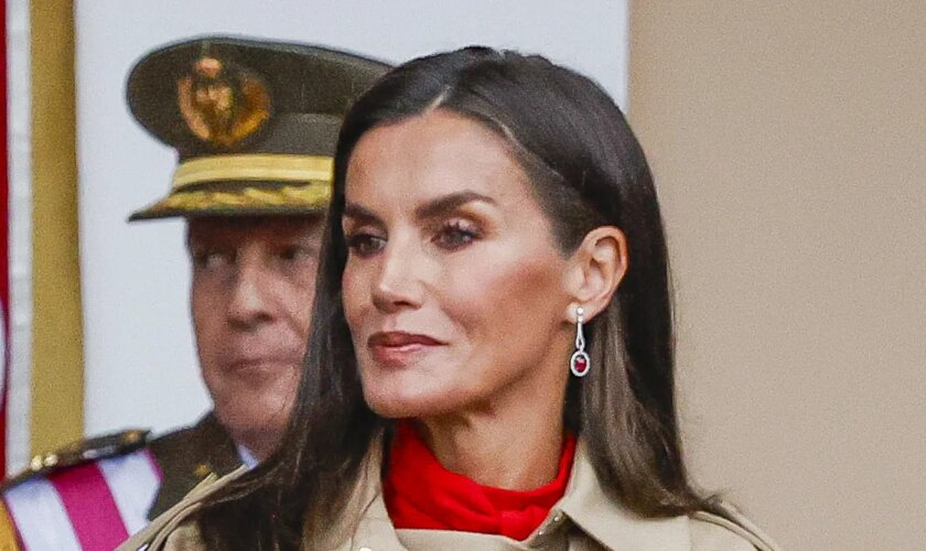 La Reina Letizia, con una irremediable gabardina, y la Princesa Leonor, con uniforme azul de la Armada, en un Desfile del 12 de Octubre pasado por agua