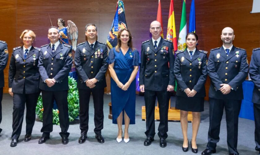 La colaboradora de ABC Valme J. Caballero y seis agentes reciben la cruz al mérito policial en Dos Hermanas