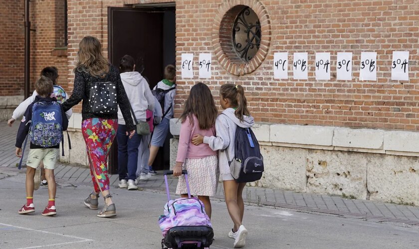 La escuela privada denuncia que hay colegios concertados que cobran hasta 500 euros al mes a las familias en cuotas que "discriminan" a los alumnos