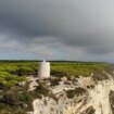 La ruta de Cádiz que bordea un acantilado y tiene vistas a la costa de África