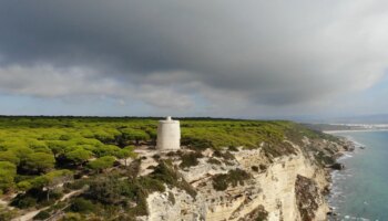 La ruta de Cádiz que bordea un acantilado y tiene vistas a la costa de África