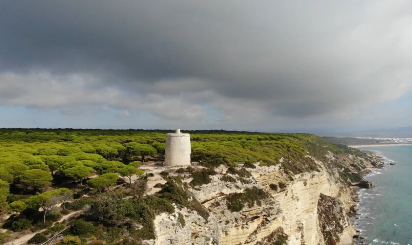 La ruta de Cádiz que bordea un acantilado y tiene vistas a la costa de África