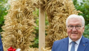 Bundespräsident Frank-Walter Steinmeier hat die Erntekrone erhalten. Foto: Andreas Arnold/dpa