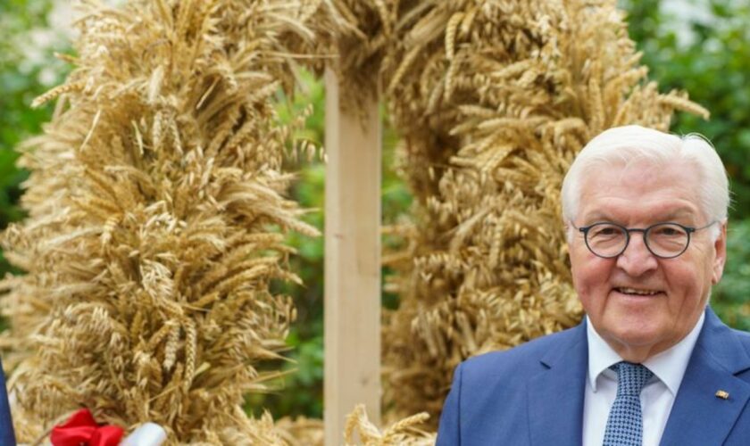 Bundespräsident Frank-Walter Steinmeier hat die Erntekrone erhalten. Foto: Andreas Arnold/dpa