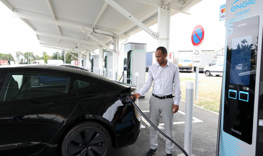 « L’avantage économique de la voiture électrique se perd » : le prix de la recharge sur autoroute fait grimacer