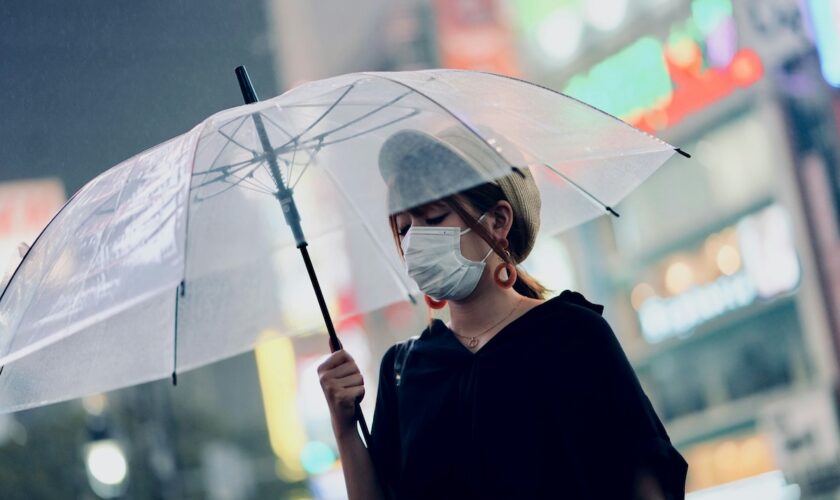 Le Japon espère venir à bout des attaques au couteau dans ses trains grâce à des parapluies